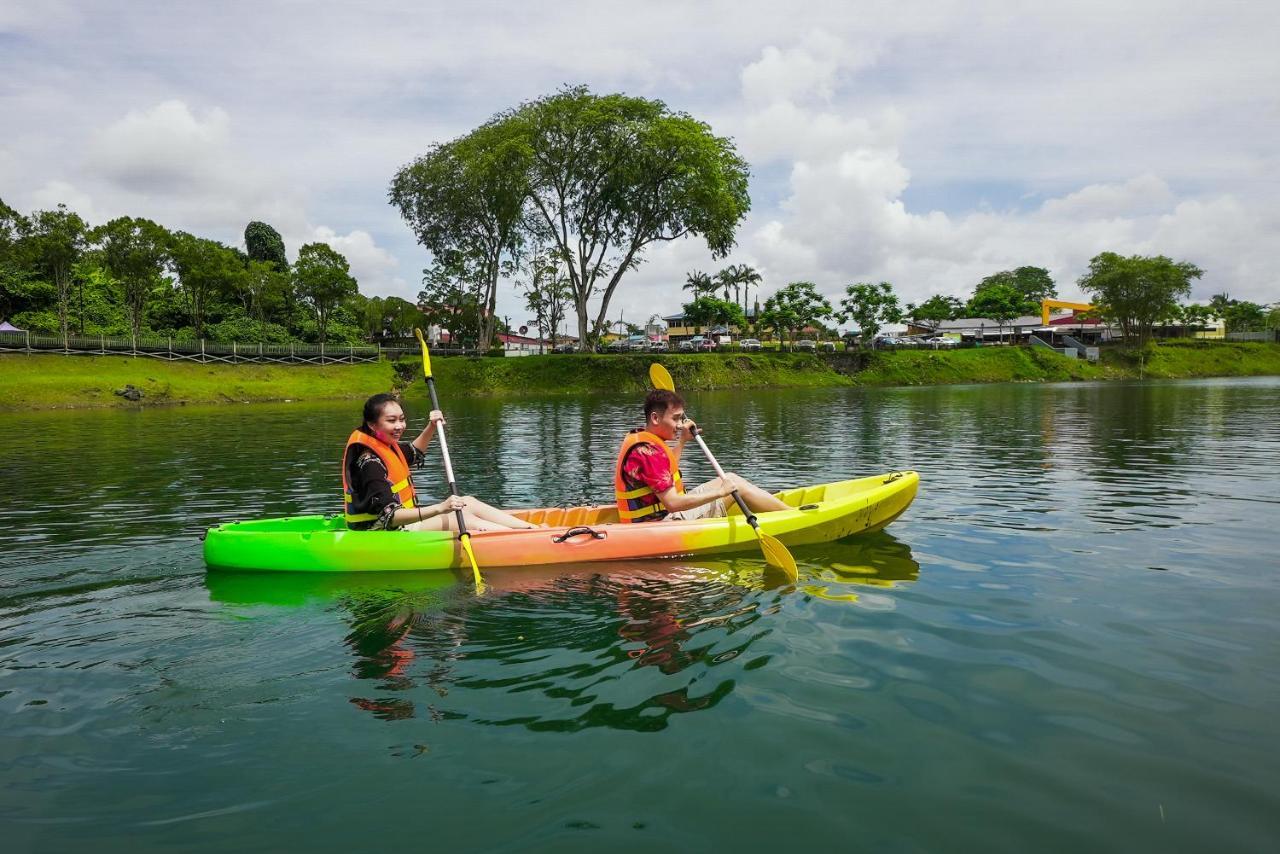 Roxy Tasik Biru Resort City Bau Eksteriør bilde